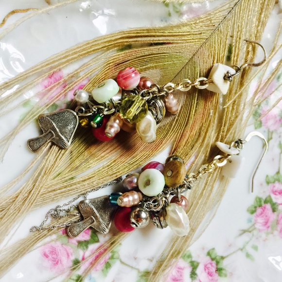 . {ALICE + CATERPILLAR} Silver charm earrings - Picture 4 of 5