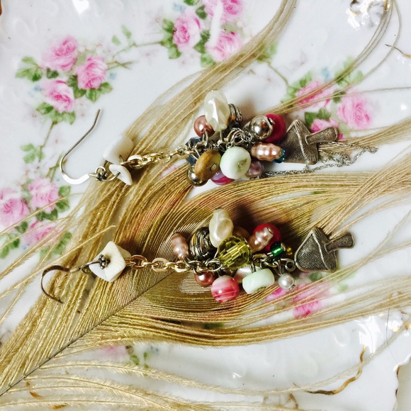 . {ALICE + CATERPILLAR} Silver charm earrings - Picture 2 of 5