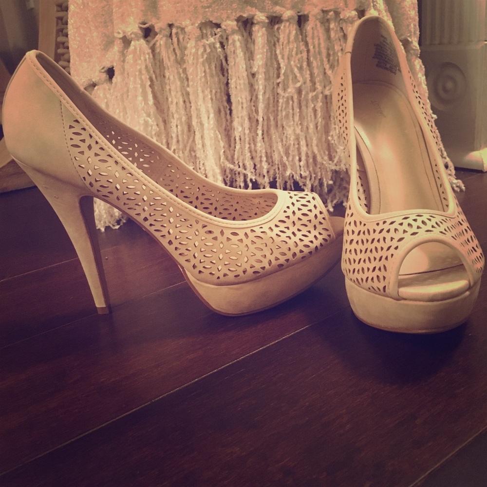 Nude pumps