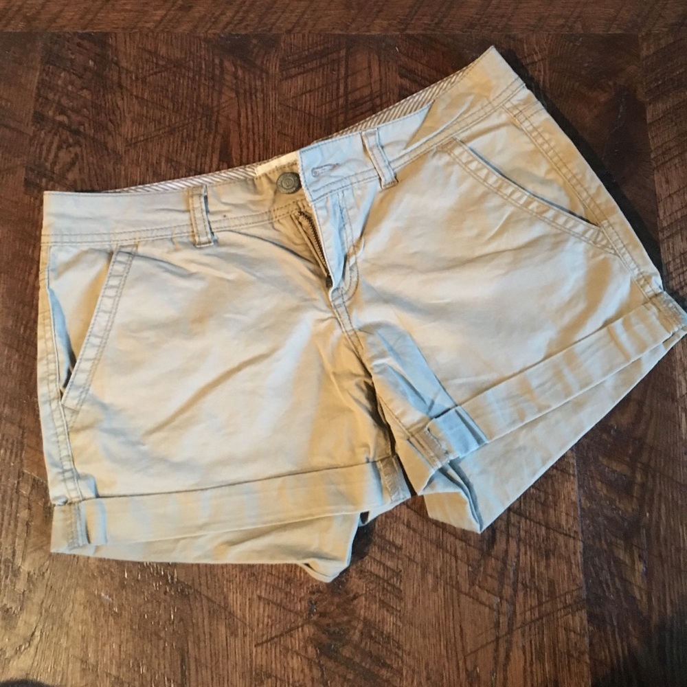 Aeropostale Khaki midi twill short. Size 4.