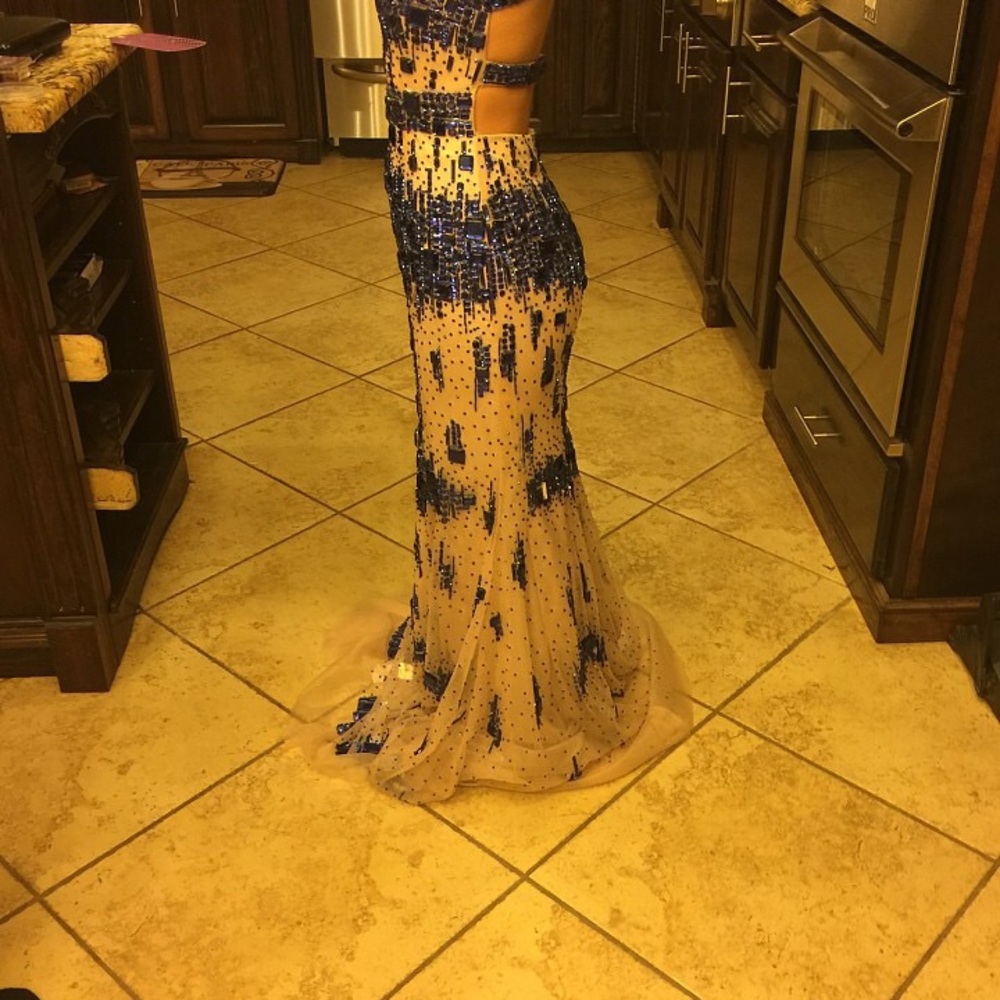 Beautiful prom dress!!