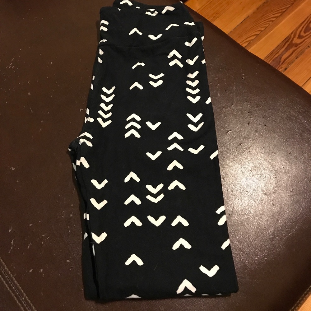 SOLD LuLaRoe Chevron leggings OS