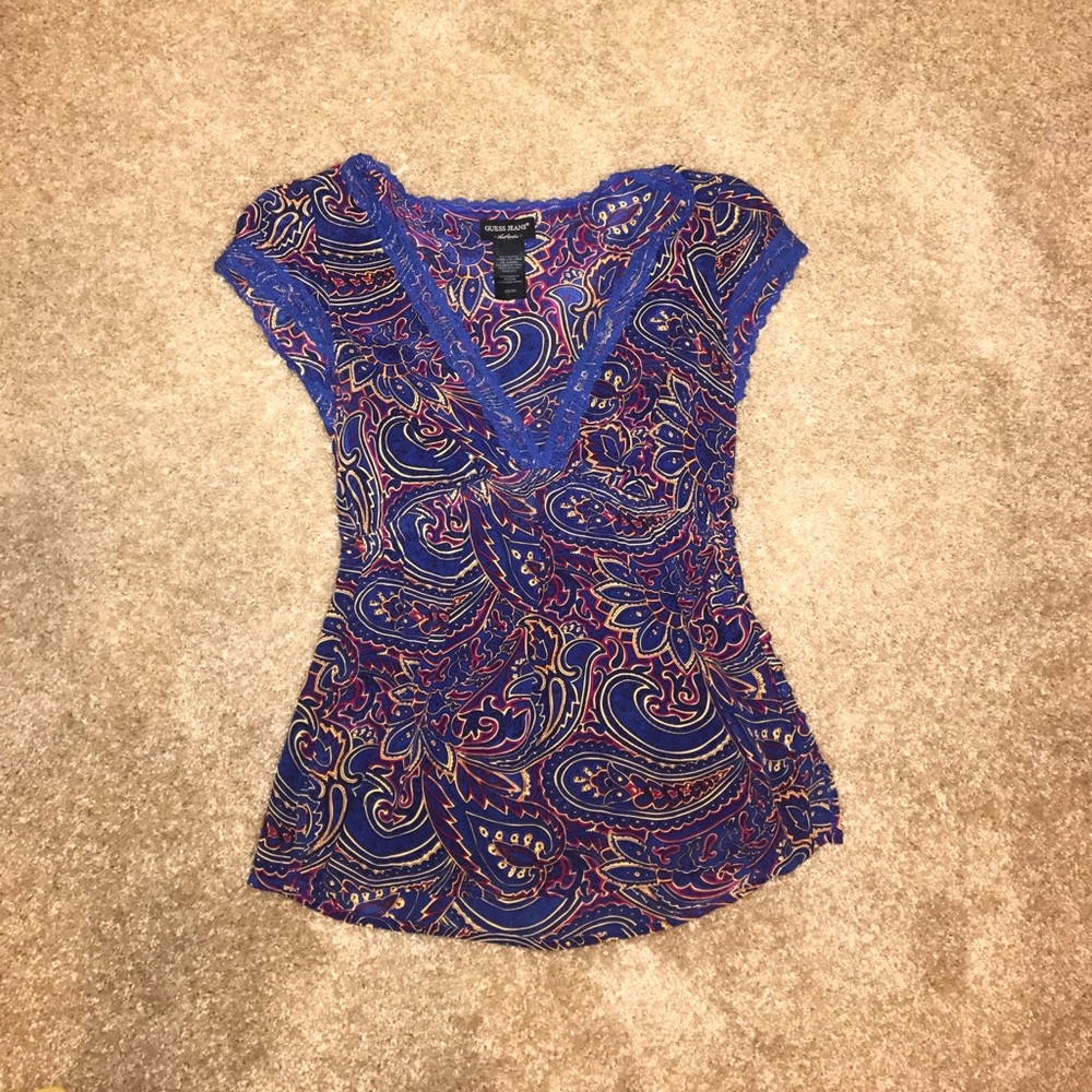 Colorful top! With low v-neck, Brand:Guess