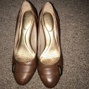 Ladies heals size 8M