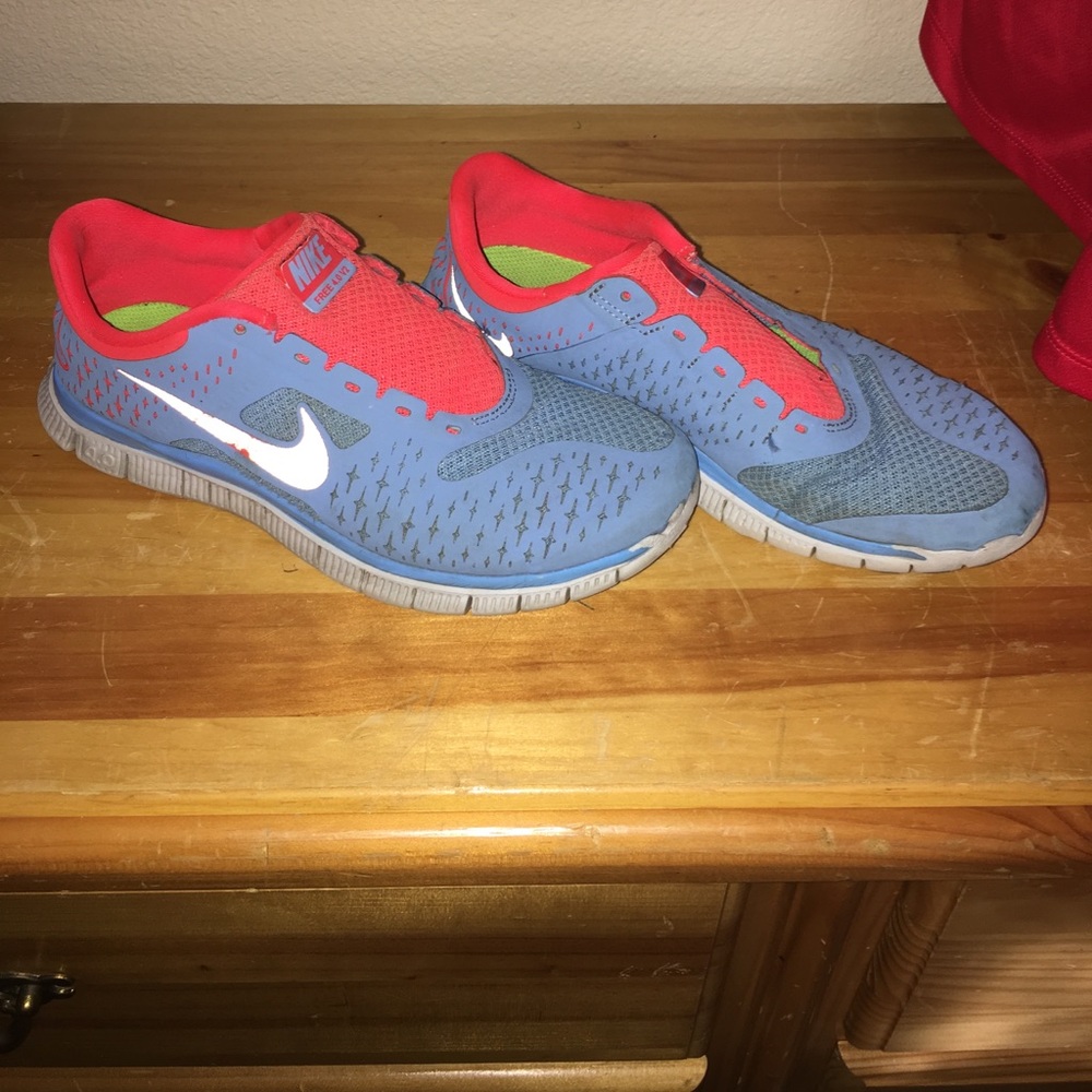 Blue/Coral Reflective Nike Free Runs🍁🐳