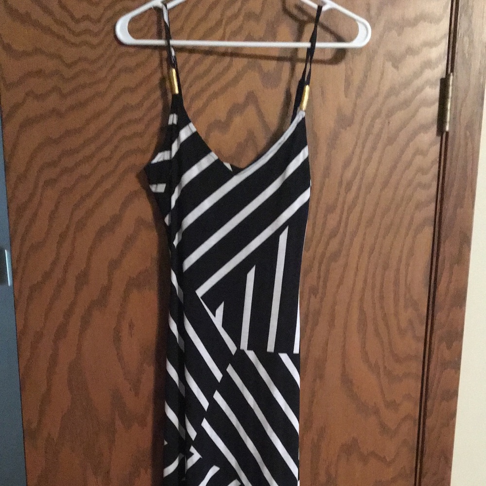 NWOT GORGEOUS BLACK ANS WHITE MAXI DRESS