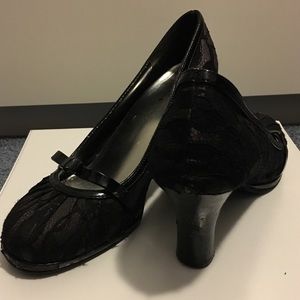 3 inch, lacy detailed, black pumps