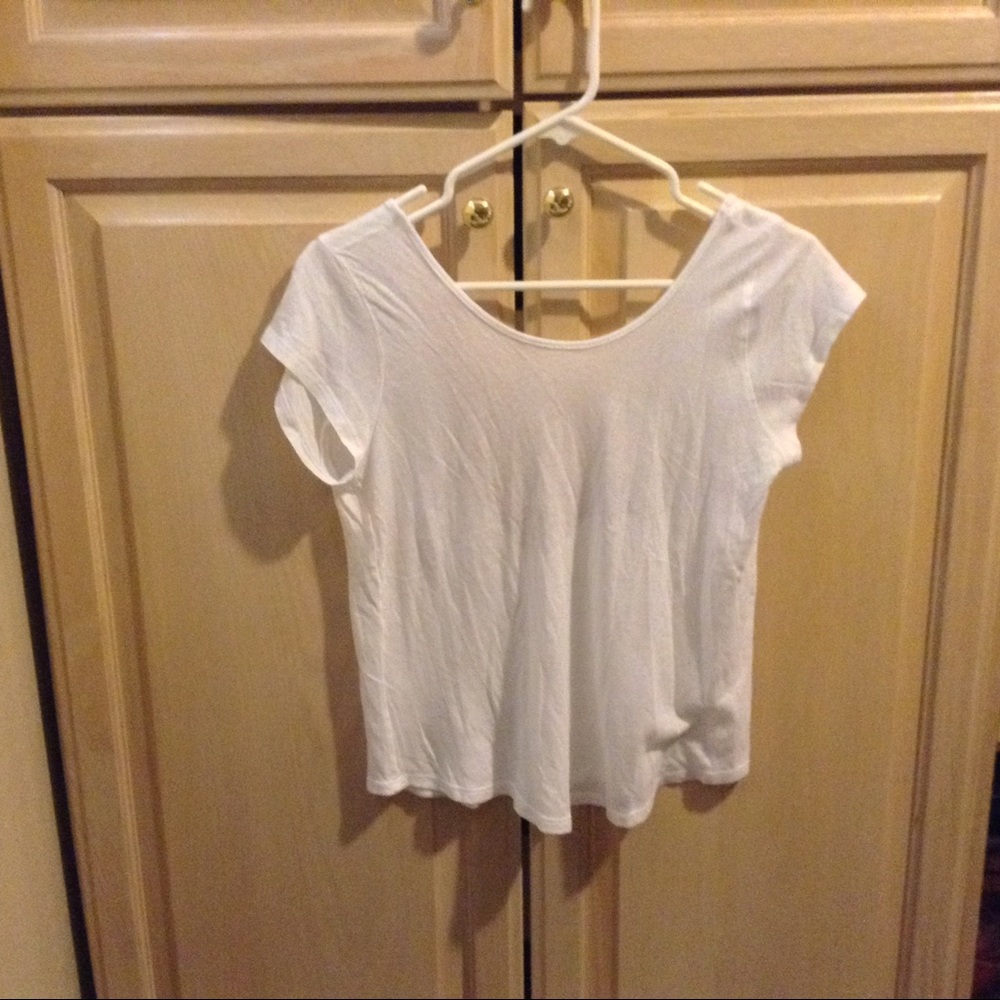 White forever 21 tee with a v Neck back