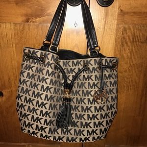 Michael Kors Jet Set Item Large Gathered Tote Sign