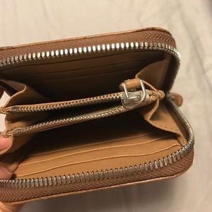 Elie Tahari Accessories - Elie Tahari zip wallet Elie Tahari Accessories - Elie Tahari zip wallet