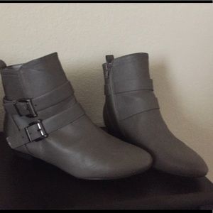‼️Size 6 gray ankle boots with zipper‼️
