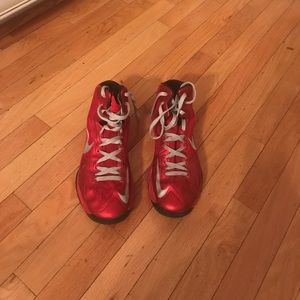 I am selling a pair of Nike basketball shoes
