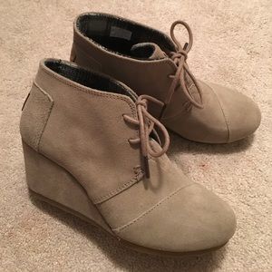 Toms tan suede wedge booties