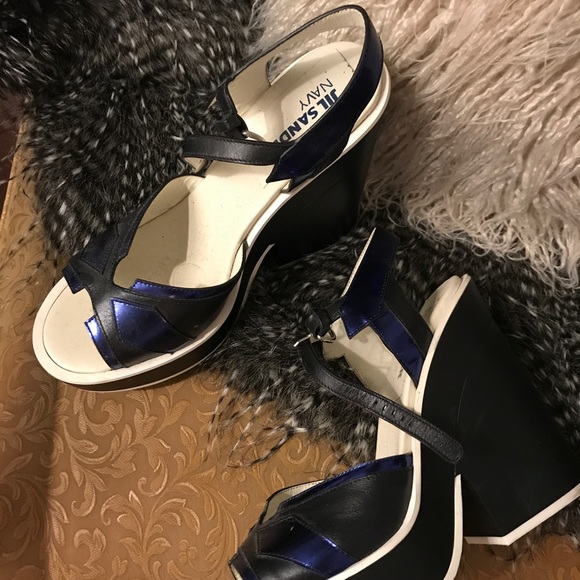 Jill Sanders Navy platforms - Picture 2 of 2