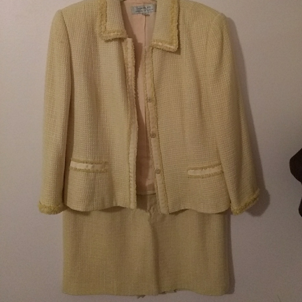 Tahari Light Yellow Full Suit Womens Size 10