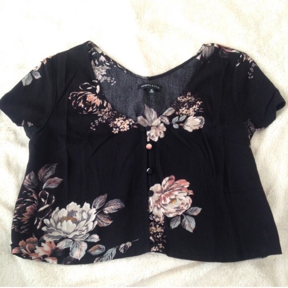 Kendall and Kylie Floral crop top - Picture 1 of 5