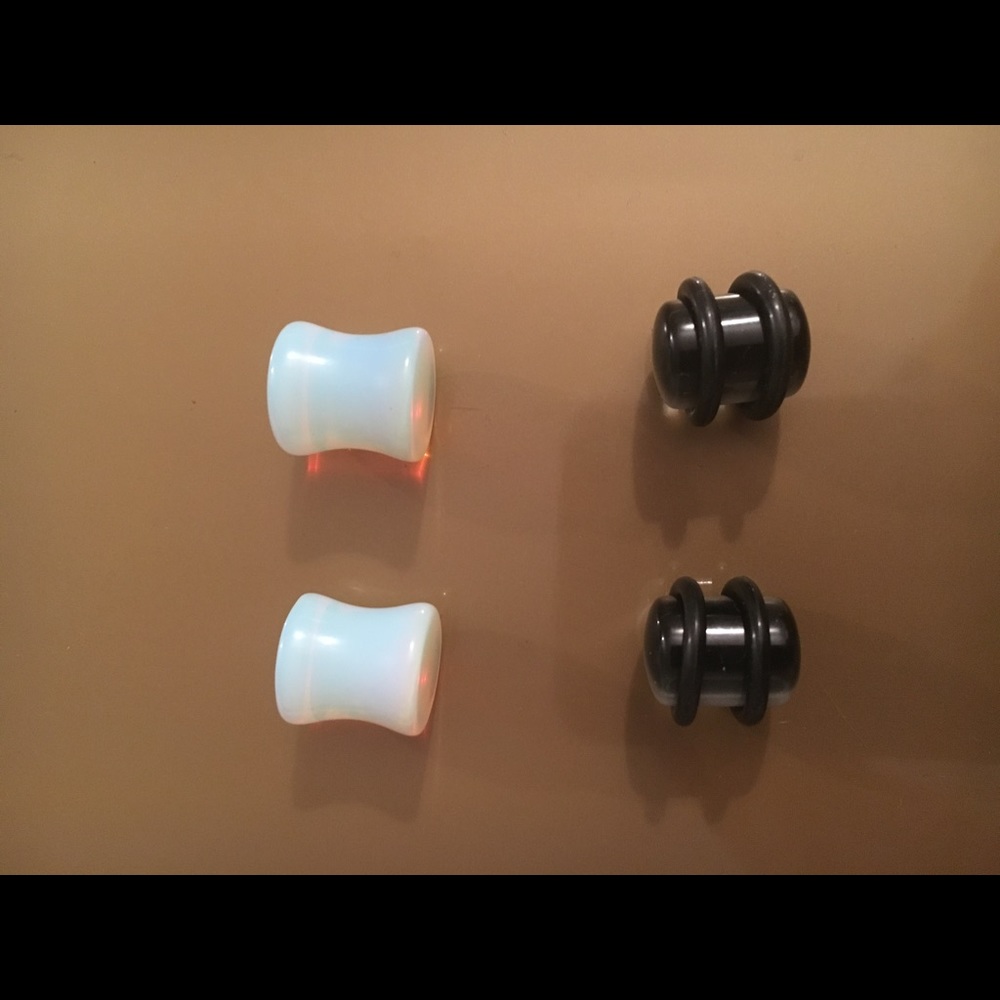 2 Pairs - 00 Gauge Opalite and Black Glass Plugs