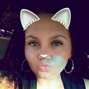 Meet your Posher, Dominique