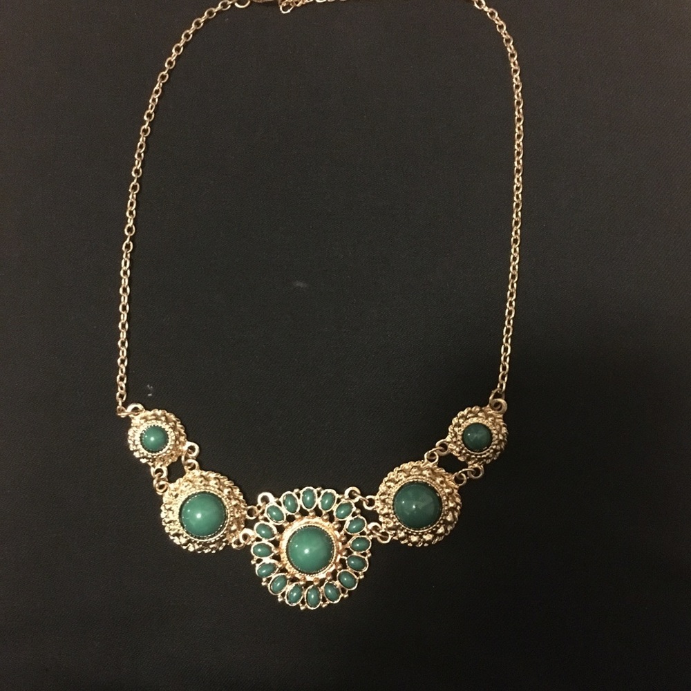 Beautiful statement necklace!