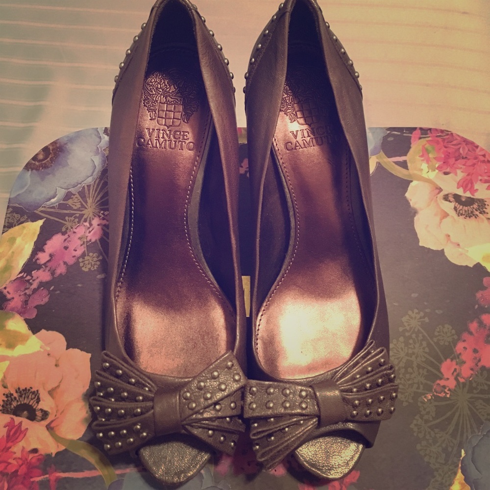 Vince Camuto gray metallic heels