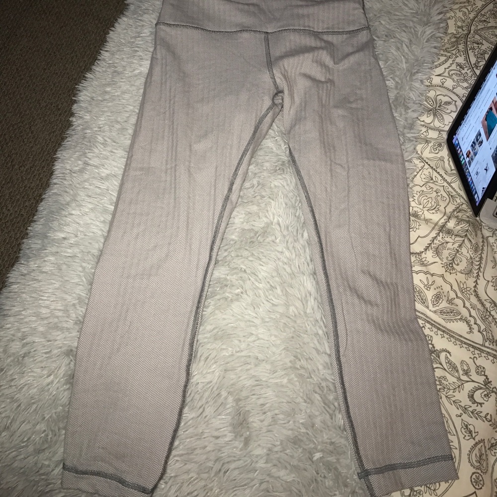 Super soft comfy grey patterned Lulu leggings!