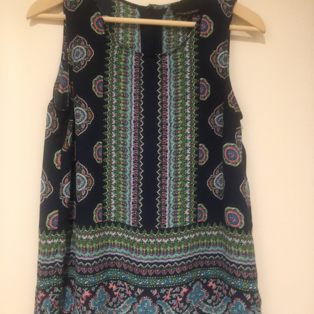 Sleeveless tunic.