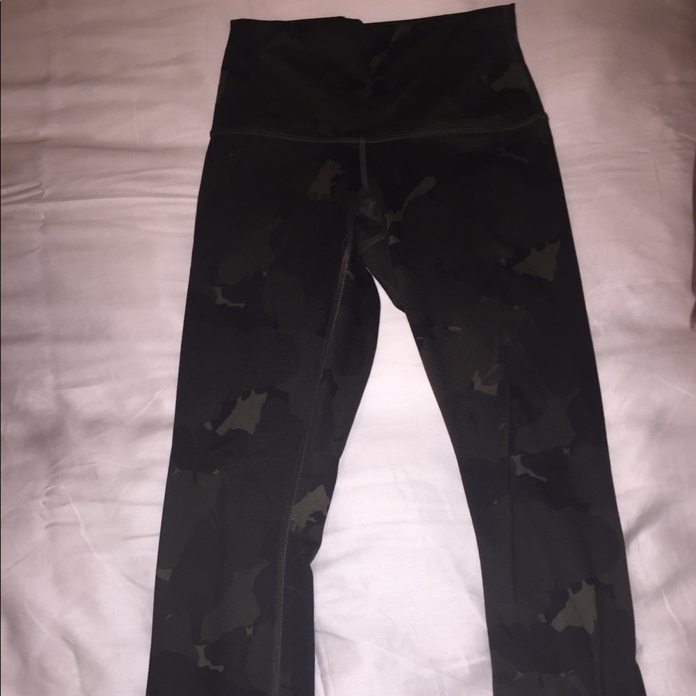 Lululemon cropped legging. Size 4.