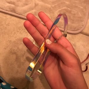 Holographic Choker