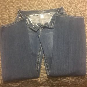 Maurice’s medium wash curvy 👖