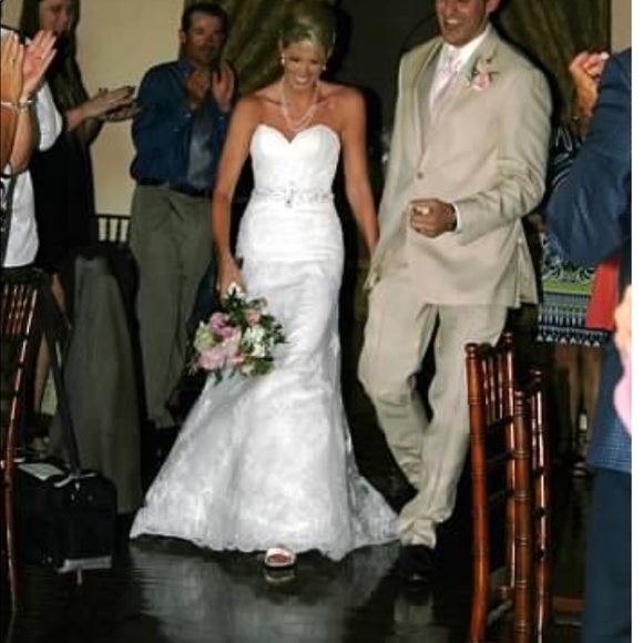 Ivory Lace Wedding Dress - Picture 1 of 8