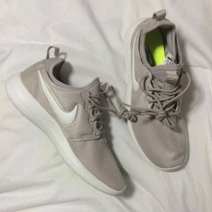 Nike Roshe Two in light grey