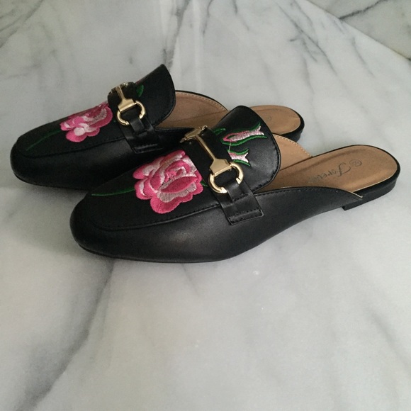 LAST ONE SZ 9! Black Floral Rose Embroidered Mules - Picture 2 of 2