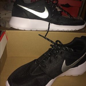 Women's Black & White Roshe