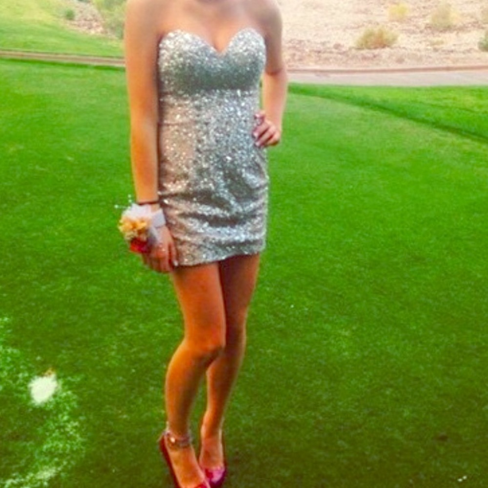 Beautiful short dress ready for Homecoming!
