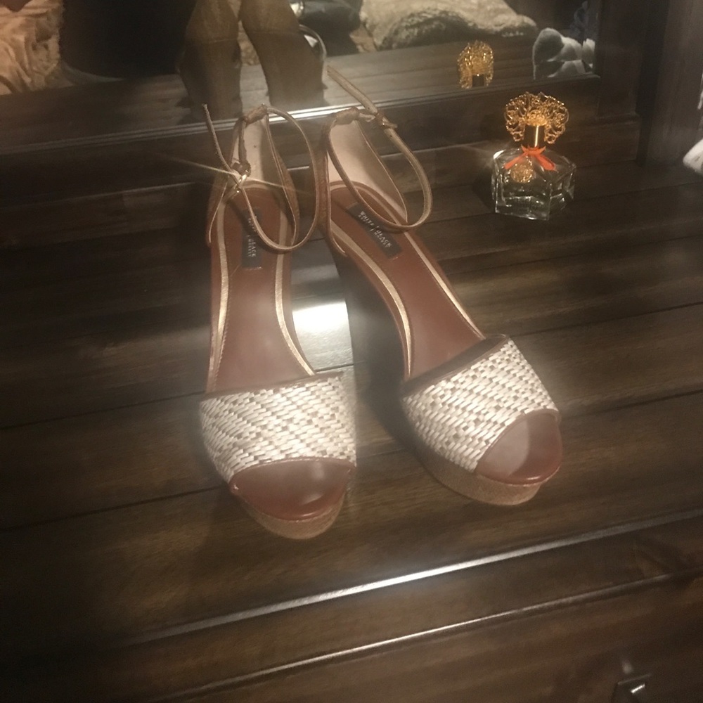 White House black market wedges size 9m