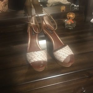 White House black market wedges size 9m