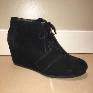 TOMS Desert Wedge black suede