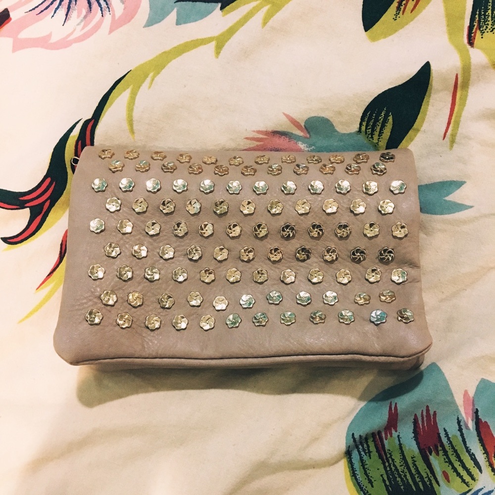 ✨Free people✨ Metal flowers detailed clutch