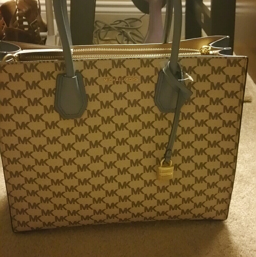 Mk Large Conv Tote - Picture 3 of 3