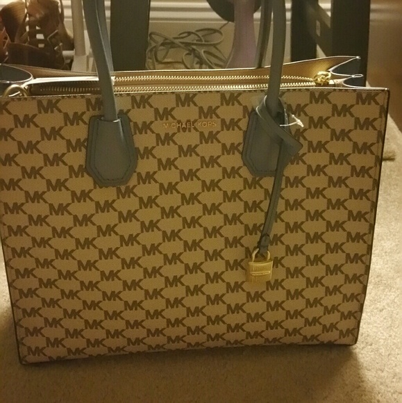 Mk Large Conv Tote - Picture 3 of 3