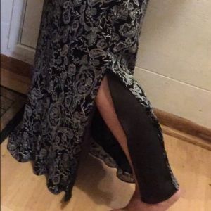 Sz L long black/white Two Layer skirt slits sides
