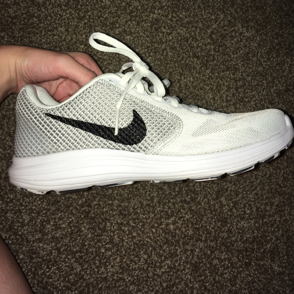 White nike revolution 3