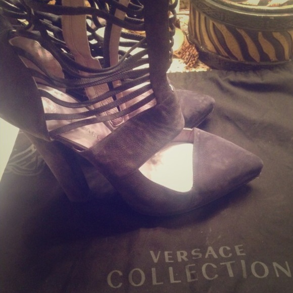 Authentic Versace pump #WornOnce Too Big - Picture 2 of 2