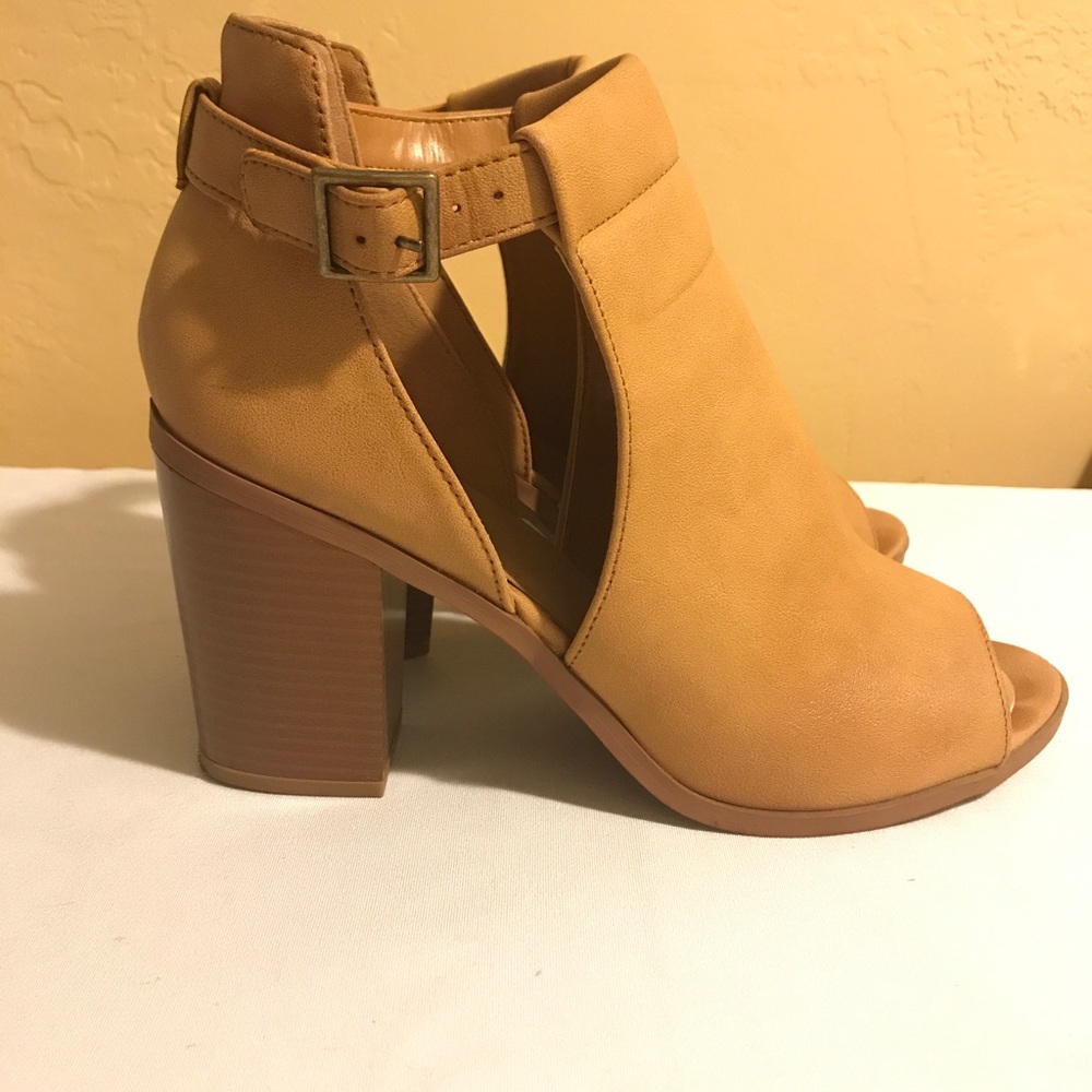 Peep toe boots