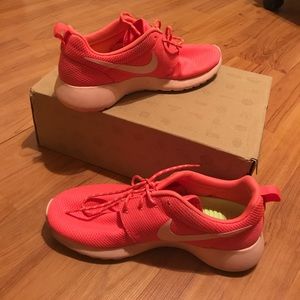 Nike Roshe Run Hot Pink