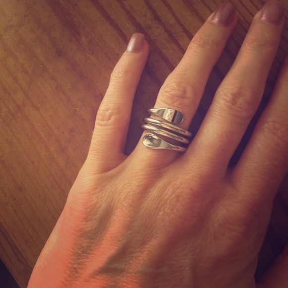 Size 6 Silver Lia Sophia ring - Picture 1 of 5