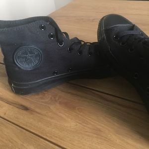 Unisex all black hightop converse W8.5 M6.5