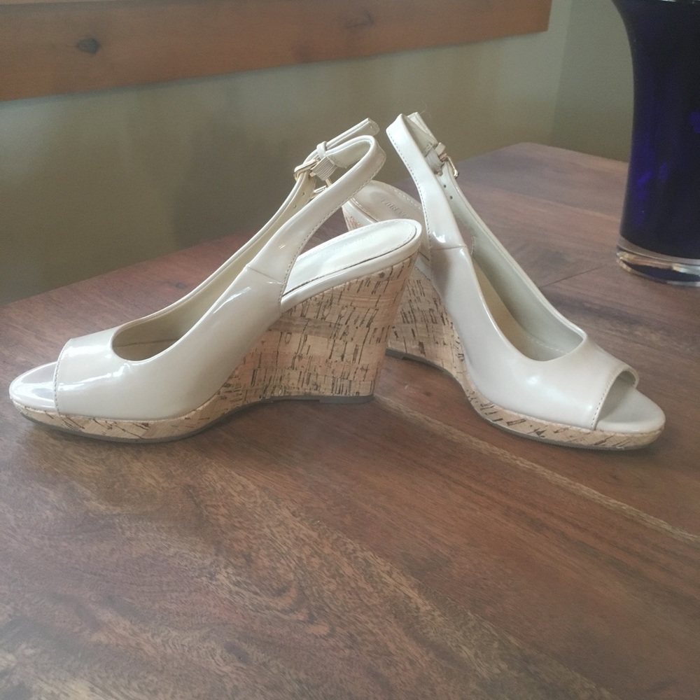 Nude Peep-toe Wedges