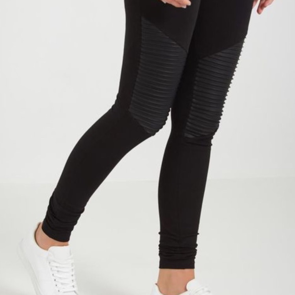 Leather accent legging ✨