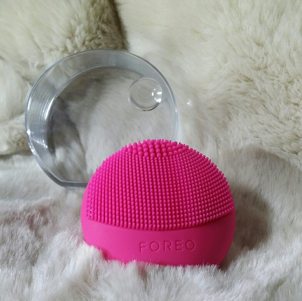 SOLD Foreo Luna Play Fuchsia Facial Cleaning Brush